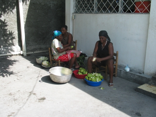 Les cuisinieres preparent le repas de la cantine.jpg